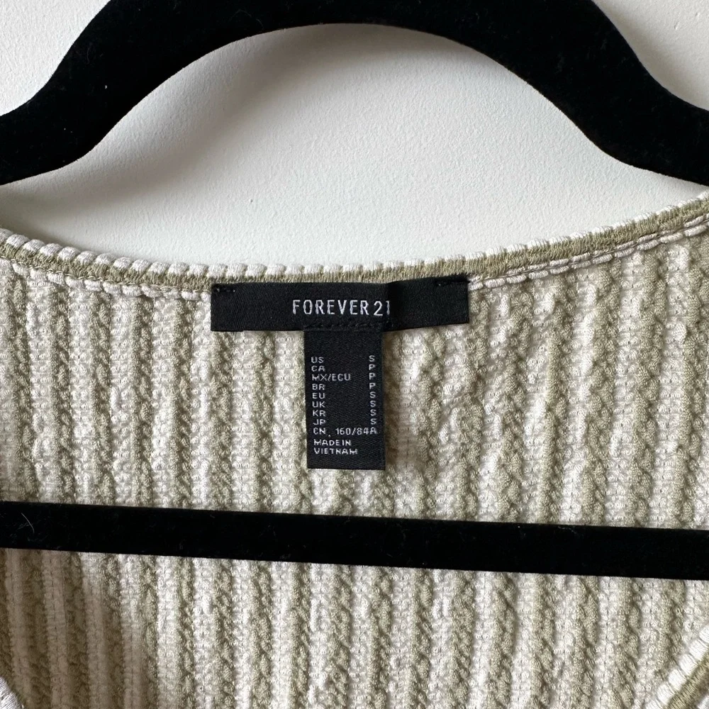 FOREVER 21 green striped crop tee - Picture 2 of 3